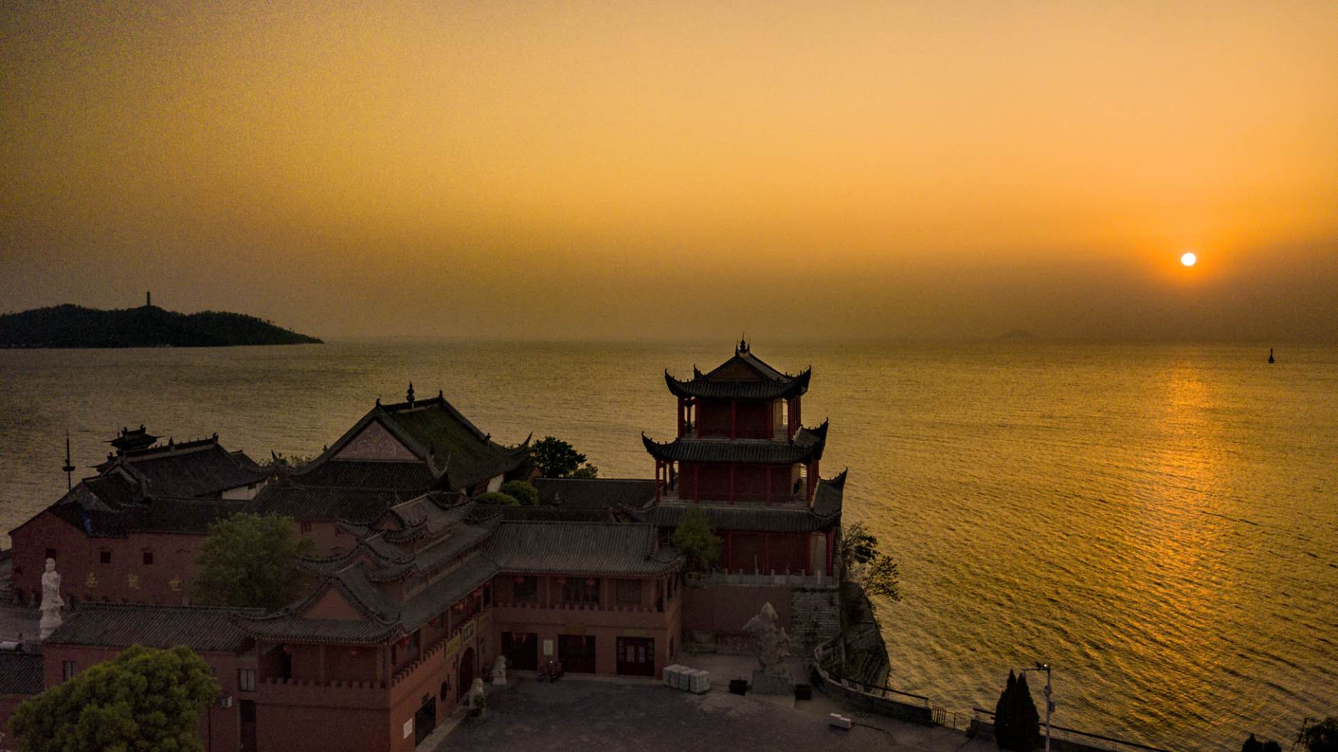 巢湖是中國五大淡水湖之一,宛如一面寶鏡鑲嵌在江淮大地,有“八百里湖天”之稱。姥山,是一座水中山、湖中島,與巢湖北岸鳳凰臺上的中廟隔水相望。每近黃昏,落日臨空,蕩舟觀覽此山,猶如畫境。