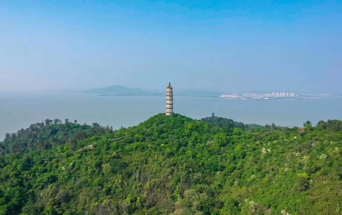 航拍姥山島文峰塔:文峰塔,佇立于巢湖湖心姥山島最高峰,雄偉壯觀,是觀賞巢湖風光的最佳處。此塔始建于明崇禎四年(1631年),建至四層,因戰(zhàn)亂而輟工。清光緒四年(1878年),李鴻章倡捐,委托江蘇候補道吳毓芬續(xù)建三層完工。因建塔是為了顯示地方人文之勝,故名文峰塔。塔內現存李鴻章題額“文光射斗”,李瀚章題寫“舉頭日近”,劉銘傳親書“中流一柱”等字。1998年,該塔被安徽省人民政府批準為全省重點文物保護單位。