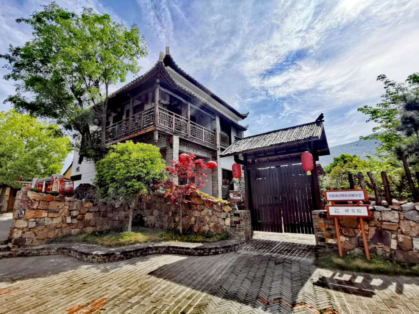 “三瓜公社”在對原有民居修復改造中,不拆一間房、不砍一棵樹,讓游客既可以在湖光山色間悠閑漫步;又可以感受傳統農家生活,通過留住鄉(xiāng)愁,帶火了鄉(xiāng)村旅游。 “這里整體呈現的是江淮民居風貌,青磚灰瓦尖頂。建設中,我們把圍墻打通,讓游客能直觀感受到傳統鄉(xiāng)村院落的美,一下子找回小時候的記憶。”“三瓜公社”執(zhí)行社長張建斌介紹。