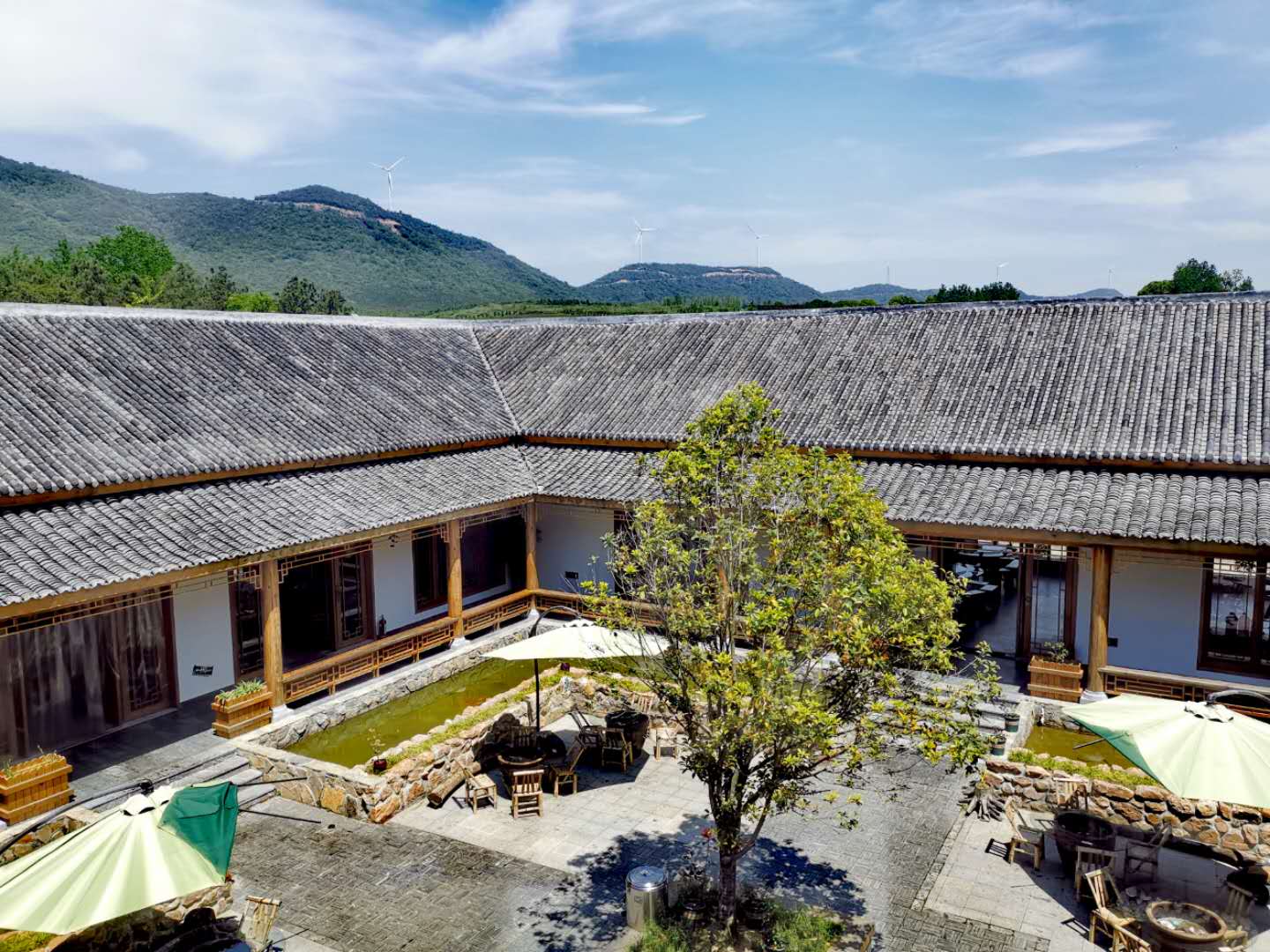如何從昔日的“空心村”到如今年接待游客量超700萬的“網紅村”，三瓜公社走出了自己的創(chuàng)新之路：按照“一村一品”和“一戶一特”的思路，重點發(fā)展南瓜電商村、冬瓜民俗村、西瓜美食村，形成了以農特產品種養(yǎng)、生產加工、電商物流、餐飲住宿、休閑旅游為主，三產融合發(fā)展的“三瓜模式”。通過鄉(xiāng)村旅游帶動周邊村鎮(zhèn)的發(fā)展，并鼓勵周邊農民融入三瓜的建設中來。2016年8月，三瓜公社在第二屆全國鄉(xiāng)村旅游與旅游扶貧推薦大會上，獲評為“合作社+農戶”旅游扶貧示范項目。