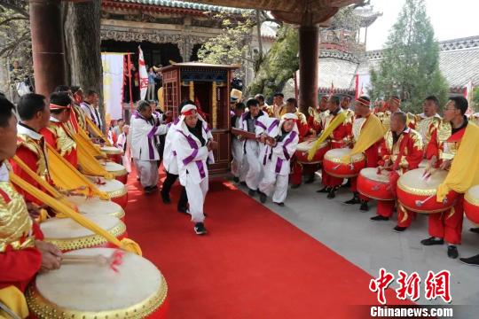 展示蒲縣民俗文化魅力的一道亮麗風景。 任麗娜 攝