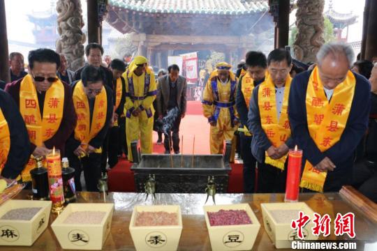 民眾祈福風調(diào)雨順，五谷豐登，國泰民安。 任麗娜 攝